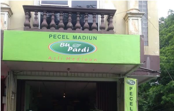 Pecel Asli Madiun Bu Pardi di Bogor menikmati pecel madiun bu pardi